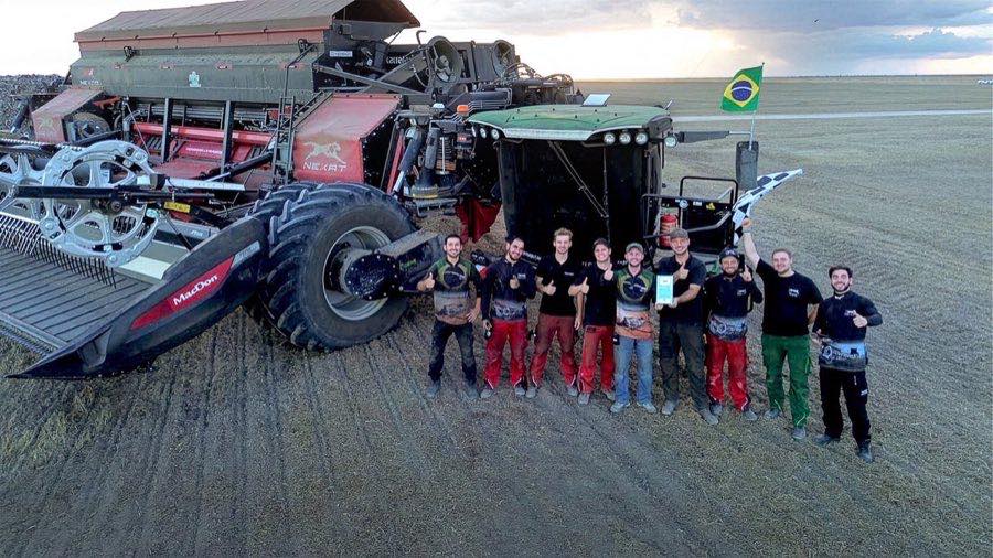 NEXAT-Team mit der Weltrekord-Maschine in Bahia, Brasilien